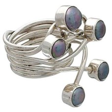 Anillo bohemio de plata de ley y perla iridiscente, creado por un artista.