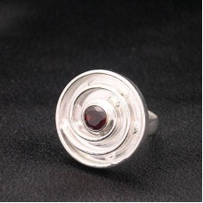 Anillo de plata de ley y granate con diseño Art Déco en espiral, creado por un artista.