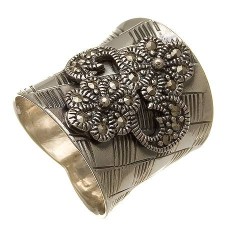 Anillo de plata de ley con flores de marcasita