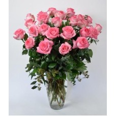 Arreglo de rosas rosadas, oso de peluche y caja de chocolates en forma de corazón