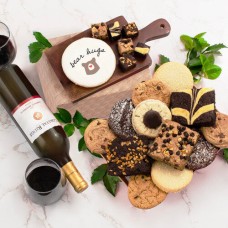 Cesta de regalo reconfortante de panadería con vino tinto para brindar calidez y bienestar