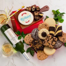 Cesta de regalo de cumpleaños con vino blanco y productos de panadería