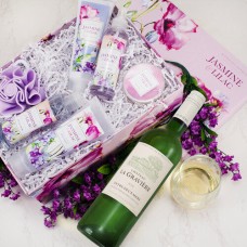 Set de regalo relajante de spa con jazmín y lila y vino tinto.