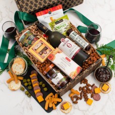 Caja de regalo con vino tinto sin alcohol, queso y galletas saladas.