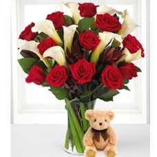A tu lado (12 rosas + 3 lirios de cala + Teddy Bearus)