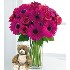 A pesar de que estás muy lejos (18 Rosas + 6 Gerbera Daises + Teddy Bearus)