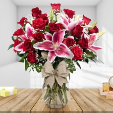 Amor para siempre (8 rosas + 1 tallo de lirios)