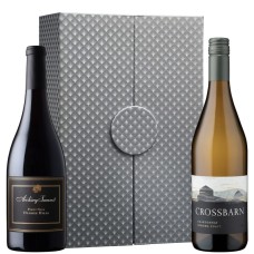 Un relato de terruño: Pinot Noir y Chardonnay con estuche de regalo plateado