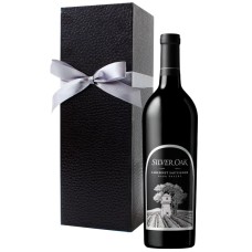 Silver Oak Napa Valley Cabernet Sauvignon con caja de regalo negra