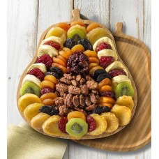 Abundante bandeja de peras con frutas y frutos secos