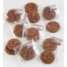 Galletas de chocolate con caramelo y cacahuete hechas con la caja de sabores SNICKERS®
