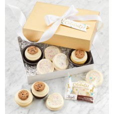Cupcakes y galletas de celebración con glaseado de crema de mantequilla