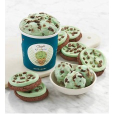 Helado y galletas con trocitos de galleta de menta