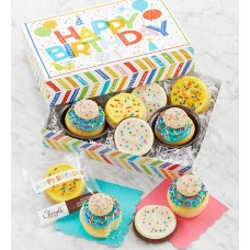 Magdalenas y galletas de cumpleaños con glaseado de crema de mantequilla