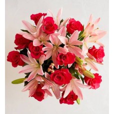 Magnífico ramo de rosas y lirios rosados (con jarrón rosa)