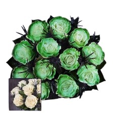 Rosas que brillan en la oscuridad (con jarrón morado y caramelos de maíz)