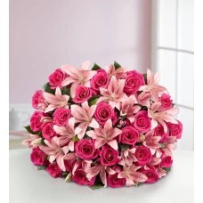 Ramo de lujo de rosas y lirios rosados con jarrón rosa.