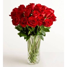 Dos docenas de rosas rojas con un jarrón elegante de lujo (con jarrón elegante)