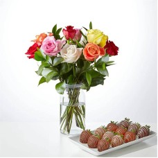 Ramo de rosas y bayas variadas (24 rosas con bayas y jarrón de cristal)