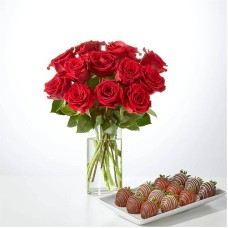 Ramo de rosas rojas y manojo de bayas (12 rosas con bayas)