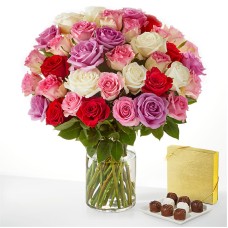 Ramo de rosas en forma de corazón y paquete de bombones (12 rosas con jarrón de cristal rojo y bombones)