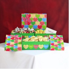 Deliciosa Torre de Regalos con Chocolates, Galletas de Mantequilla y Almendras Cubiertas de Caramelo