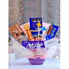 Ramo de dulces con grandes barras de chocolate