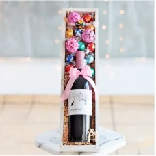 Regalo para mamá con vino tinto y bombones.