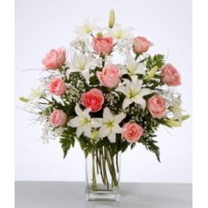 Arreglo floral en jarrón con lirios blancos y rosas rosadas