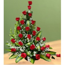Arreglo floral de rosas en canasta