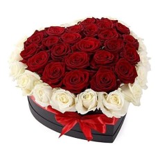CAJA CORAZON DE ROSAS ROJAS Y BLANCAS