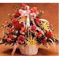 Cesta con rosas, claveles y crisantemos.