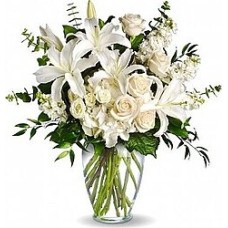 Jarrón de lilium y rosas blancas.