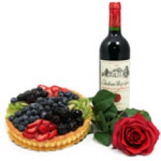 Tarta de frutas, vino tinto y rosa