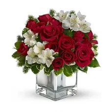 Arreglo de cubo de rosas y alstromeries