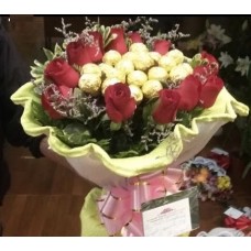 Ramo italiano de rosas y ferrero rocher