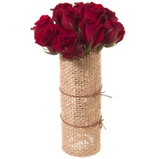 12 rosas rojas en cilindro cubierto