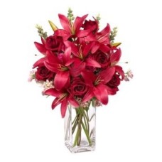 6 rosas rojas y 3 lirios (estándar)