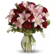 15 rosas rojas, 8 lirios rosados (estándar)