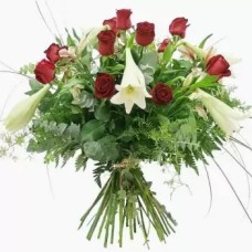 10 rosas rojas, 5 lirios blancos (estándar)