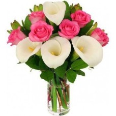 6 rosas rosadas, 4 lirios de cala (estándar)