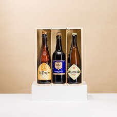 Degustación de cerveza trapense belga en caja de madera.