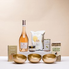 Hora del aperitivo con vino rosado y cuencos dorados