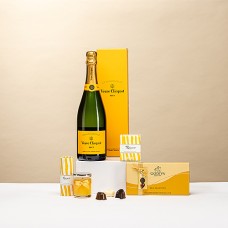 Regalo emblemático para una celebración: Veuve Clicquot, vela Rigaud y bombones Godiva.