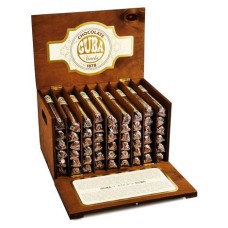 Caja de madera con 54 puros de chocolate.