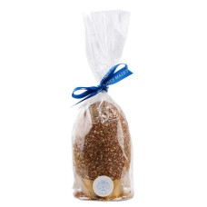 Huevo de chocolate negro y trozos de praslinés, adornado con huevos, figuritas y praslinés
