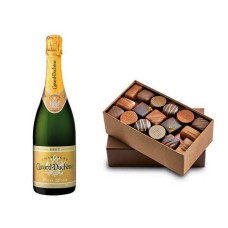 Surtido de bombones y Champagne Canard Duchne Brut en media botella