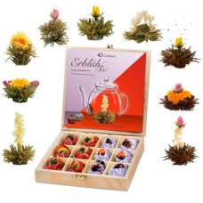 Caja de regalo de flores de té en blanco y negro en una caja de madera.