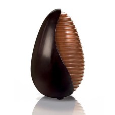 Huevo de diseño con guarnición de chocolate amargo