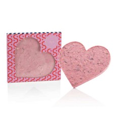 Corazón de Venchi en chocolate blanco con trocitos crujientes de almendras tostadas y frambuesa.